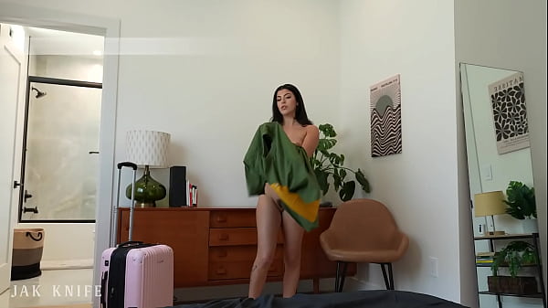 Gal Ritchie Accidentally Shows Off Her Bare Ass To Jak Knife