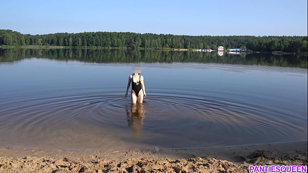Pantiesqueenpl Gets Naked And Wet At The Beach