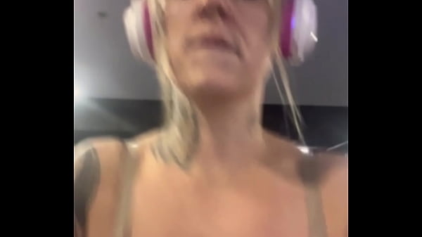 Sweaty Gym Slut Casal Dna Gets Her Wet Pussy Rubbed