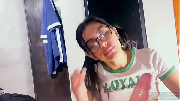 Brunette Girlfriend Gives A Hands Free Blowjob In The Mirror