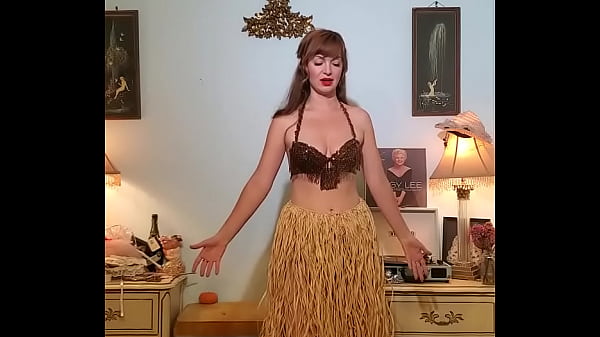 Petite Girl Shows Off Her Curves With Sassy Moves